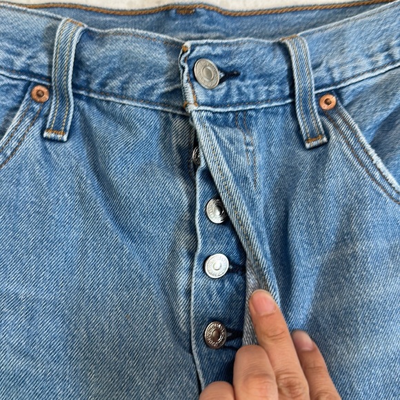 Levi’s 501 Light Wash Distressed Jean Shorts Size W 32 - Picture 4 of 7